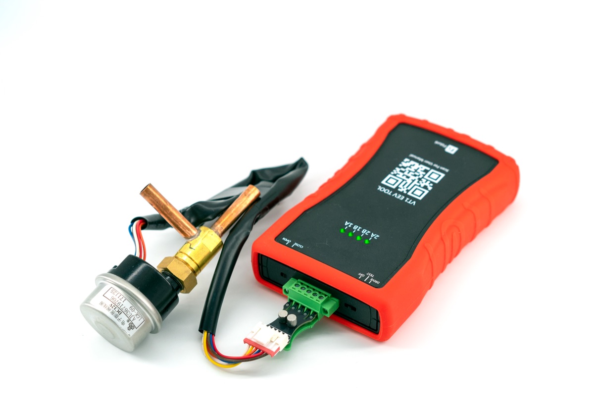EEV Tester connected to an expansion valve and pressure gauge